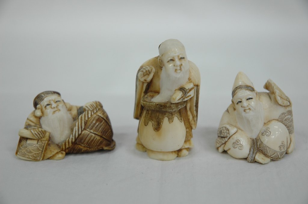 3 Japanese ivory carved netsuke: 3 Japanese ivory carved netsuke, depicting scholars, 2.2"Hx1.2"x0.8", 1.3"Hx1.7"x1", 1.6"Hx1.5"x1.6"