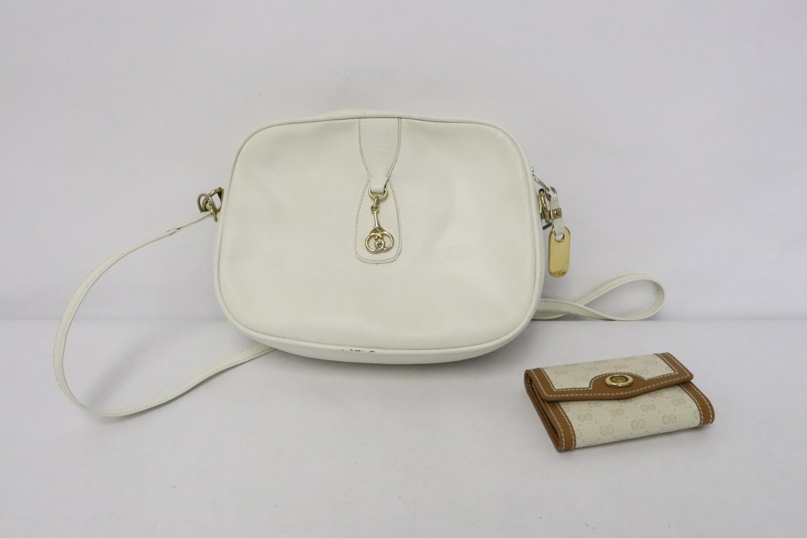 A Gucci white leather shoulder bag, & a key pocket (1 of 17)