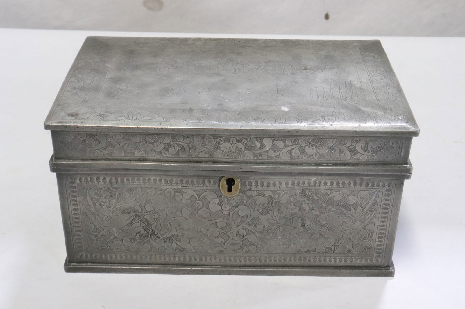 Antique Chinese tin box (1 of 8)