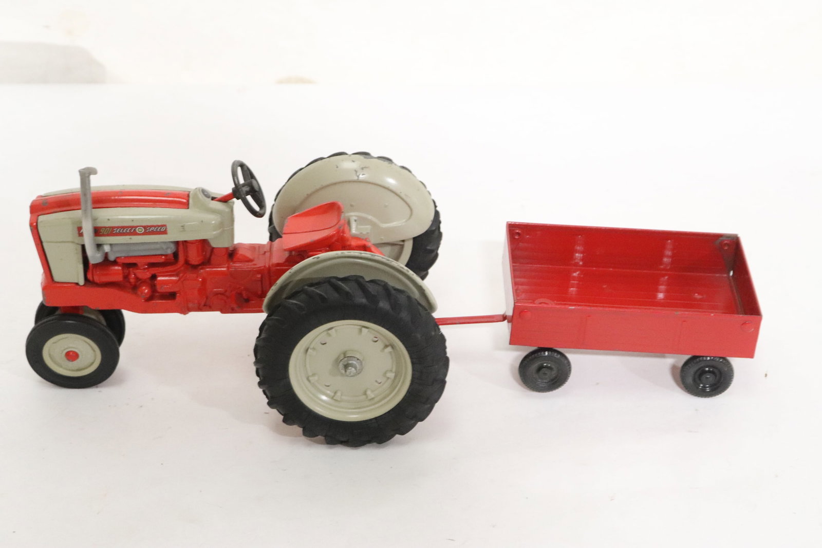 Ford 901 select speed toy tractor with trailer (1 of 11)