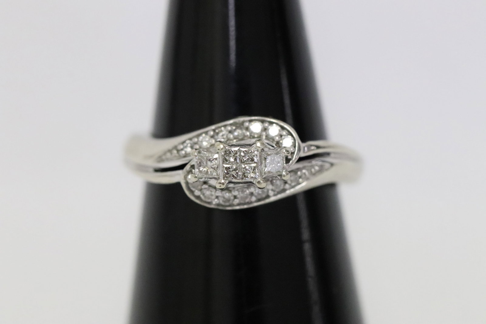 A 10K W/G diamond ring (1 of 8)