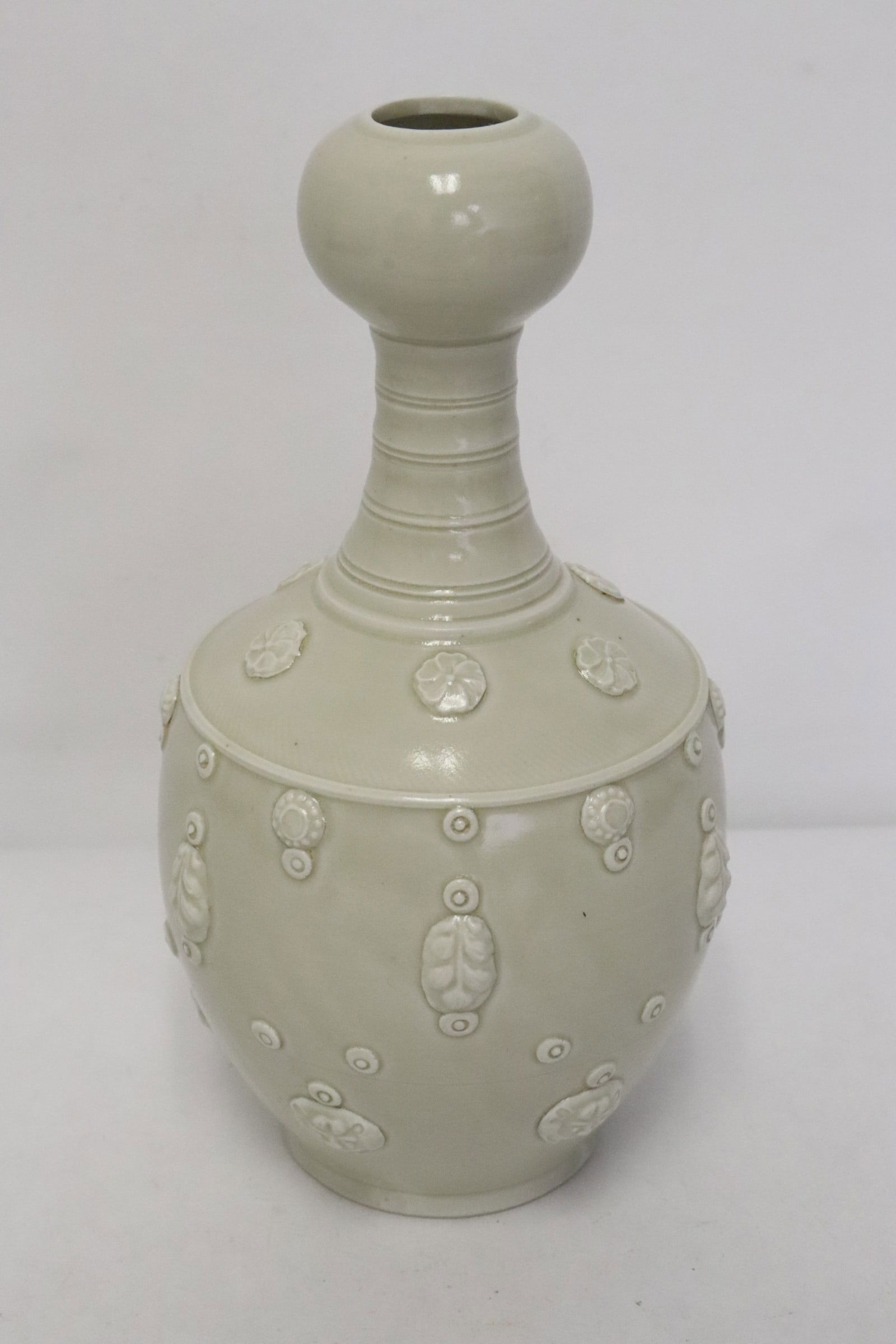Fine Chinese white porcelain garlic top vase with applied decoration (1 of 9)