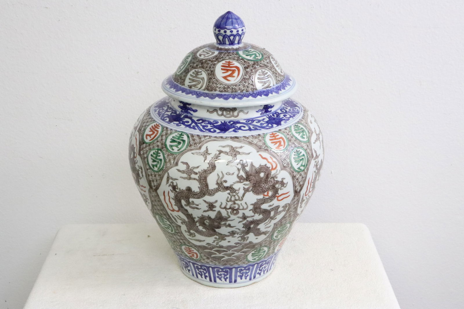 Large Chinese wucai porcelain covered jar (1 of 10)