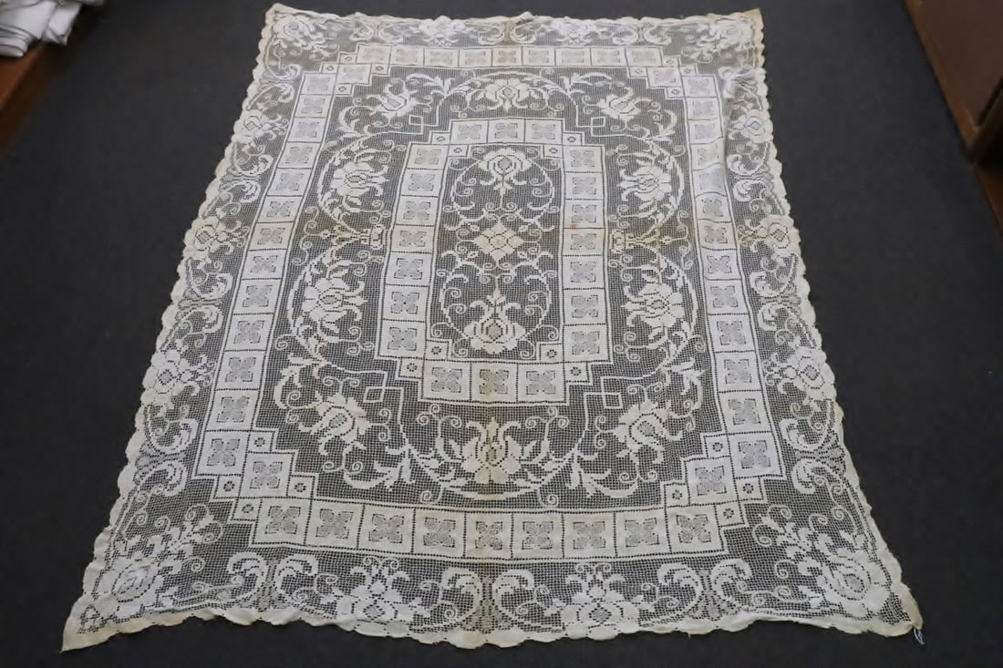 Fine Victorian hand made table cloth: Fine Victorian hand made table cloth, 56.2"x70"