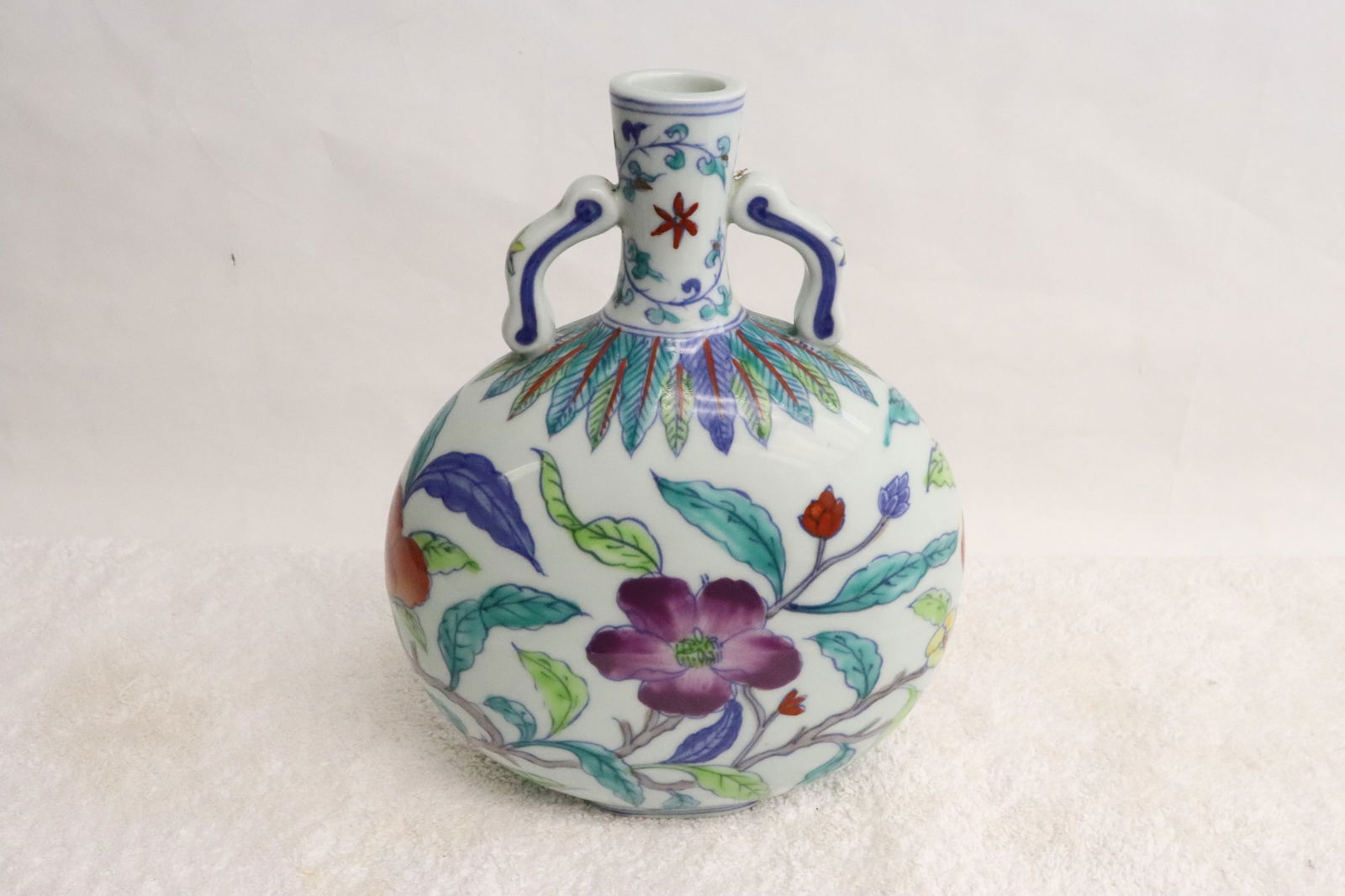 Wucai porcelain flask: Wucai porcelain flask, 8.2"x6.2"x3.35"
