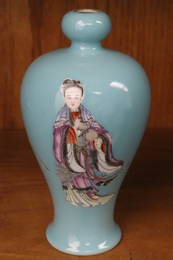 Chinese 18th/19th century famille rose porcelain vase