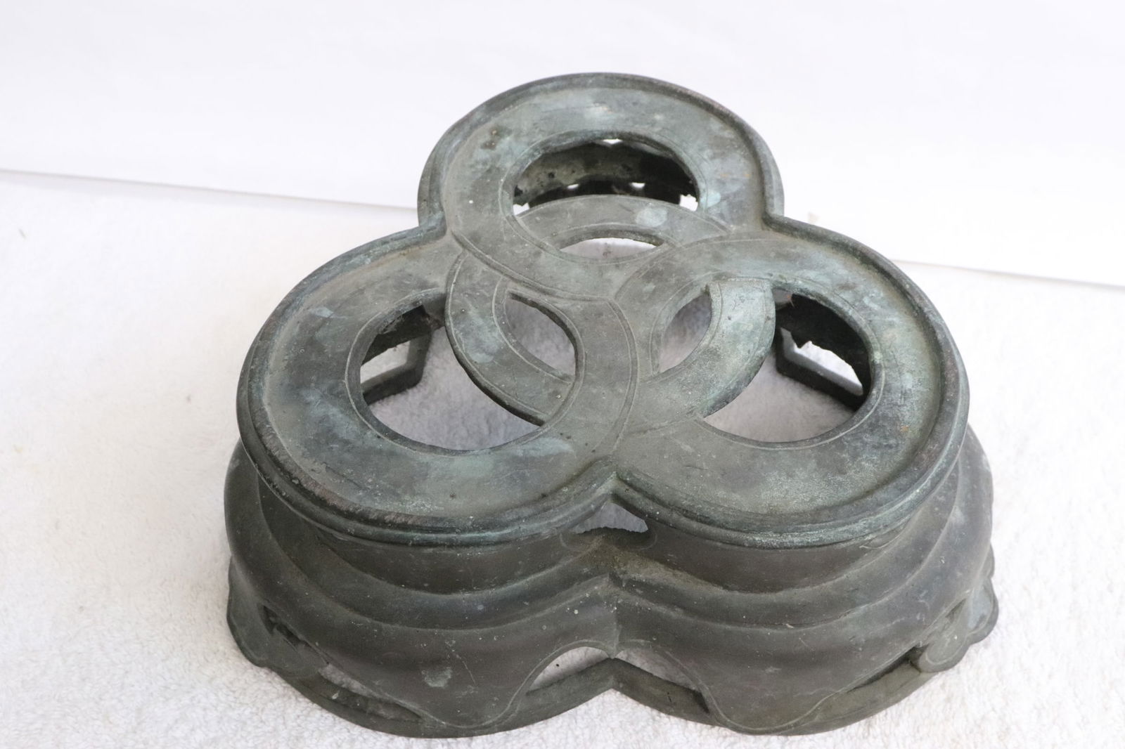 Large and heavy Chinese antique bronze stand: Large and heavy Chinese antique bronze stand, 3.3"x9.1"x9.1"