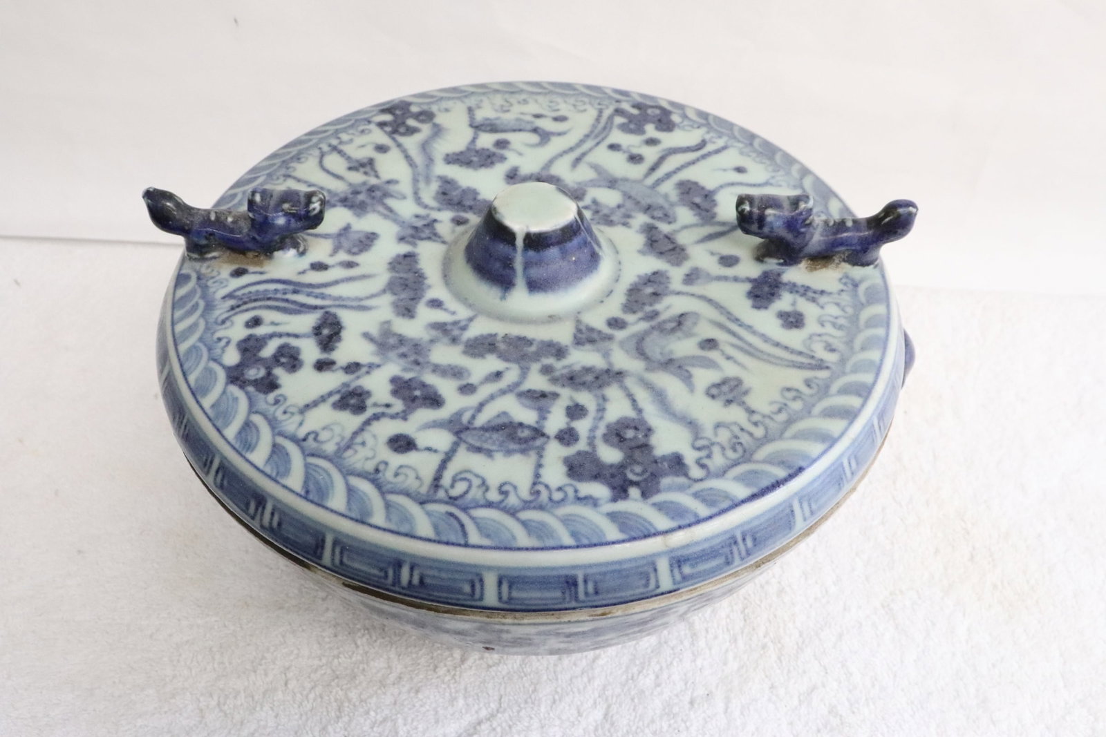 Large Chinese b&w porcelain round covered box: Large Chinese blue and white porcelain round covered box, 6"x10.8"x9.8"