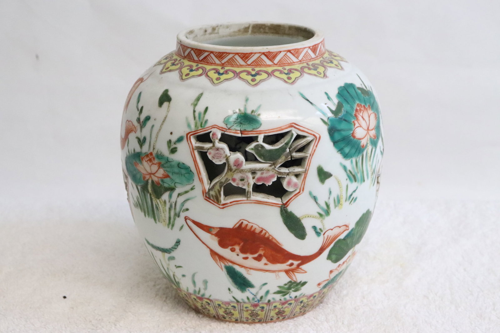 Unusual wucai jacket jar: Unusual wucai jacket jar, 6"x5.75"dia