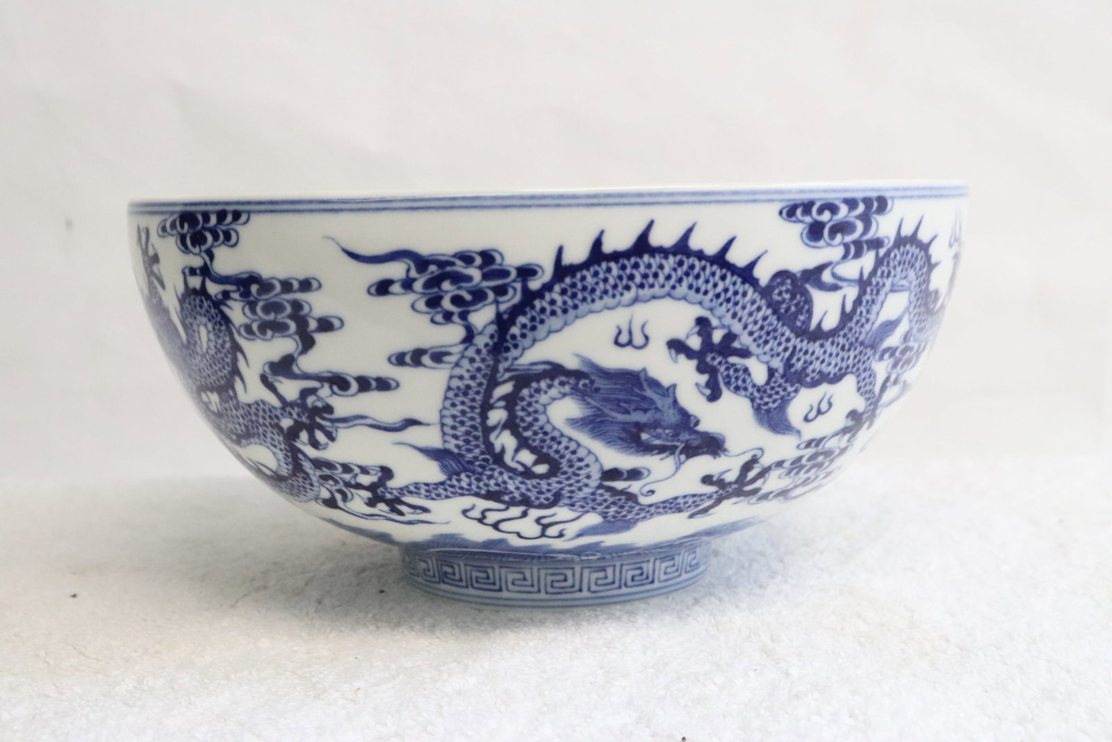 A blue and white large porcelain bowl: A blue and white large porcelain bowl, 4"x8.2"dia