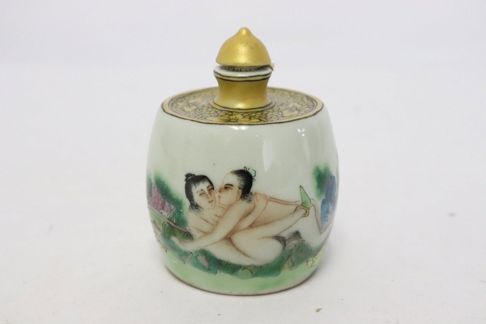 A porcelain snuff bottle: A porcelain snuff bottle, 2.6"x2.05"dia