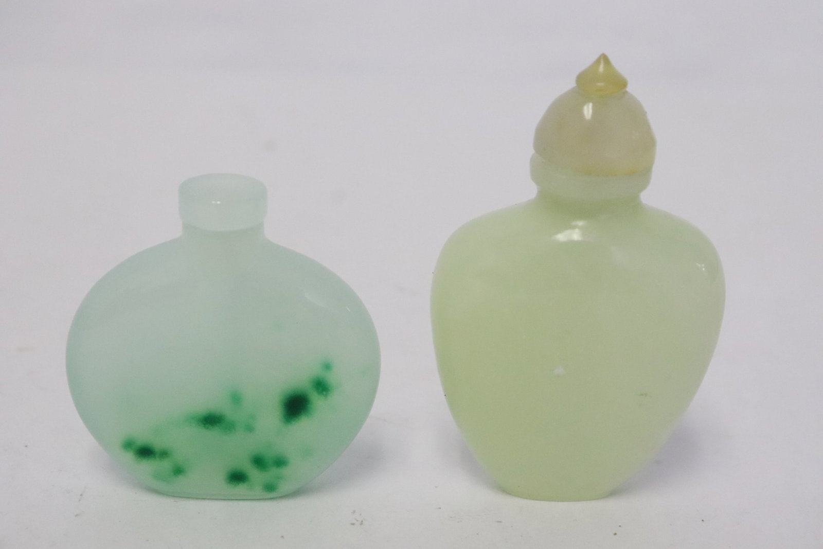2 snuff bottles: 2 snuff bottles, 2.65"x1.85"x0.75", 2"x1.9"x0.5"