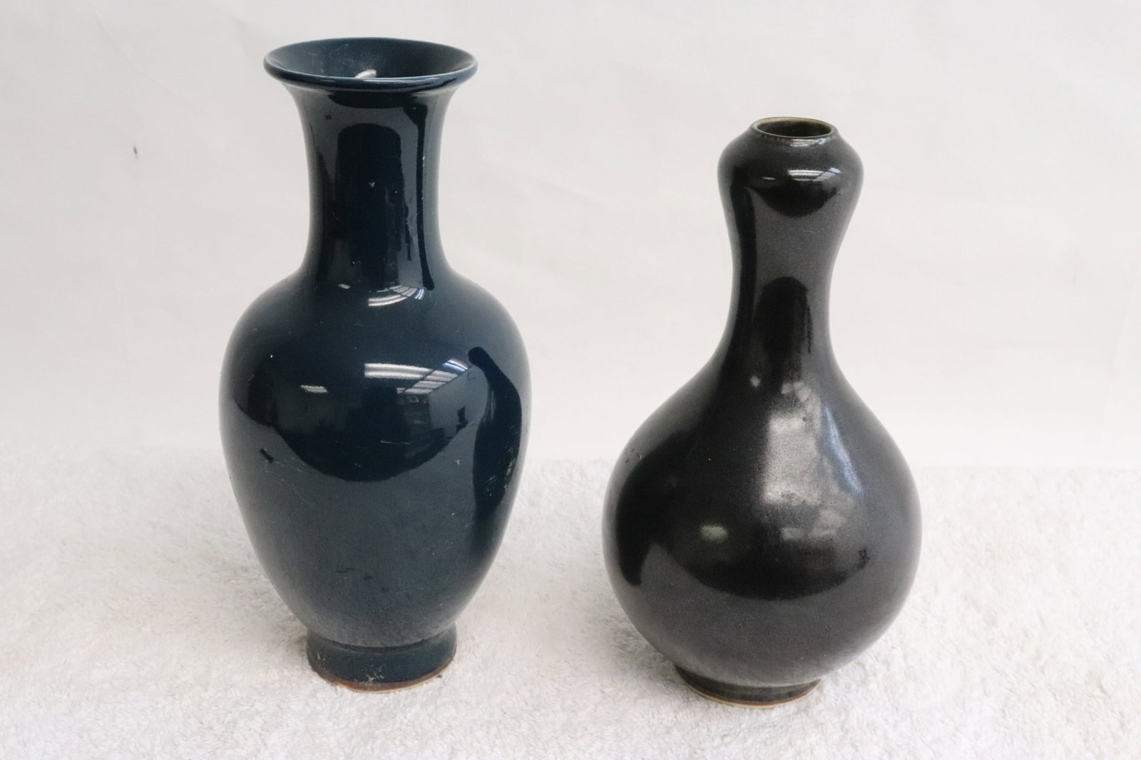 2 single color porcelain vases: 2 single color porcelain vases, 6.5"x3.6"dia, 7"x3.35"dia