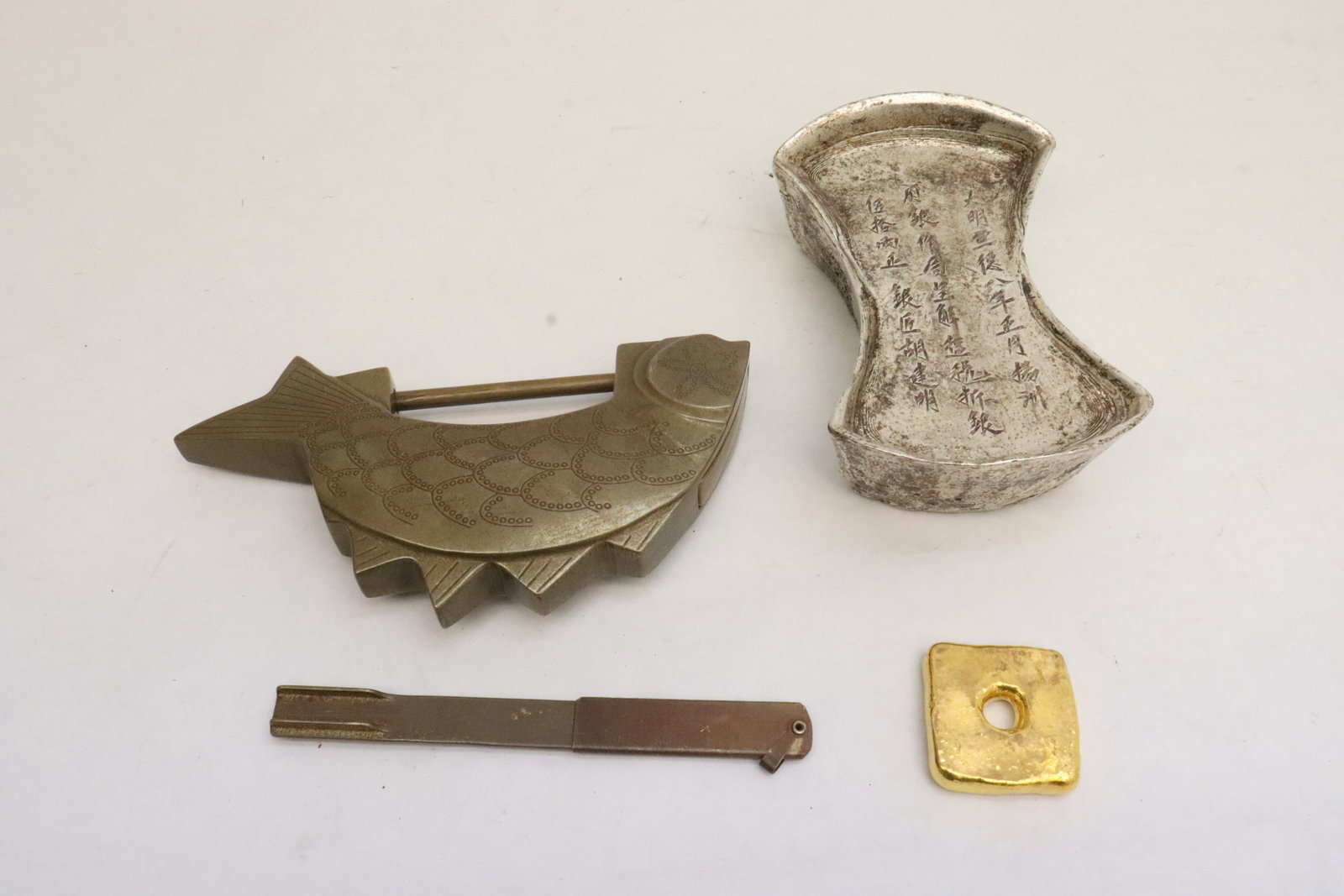 a fish motif brass lock, and 2 simulated ingot: 3 pieces; a fish motif brass lock (7"L), and 2 simulated ingot (0.3"x1.6"x1.6", 1.95"x5.7"x3.75"), these are NOT real ingot, they only for reference purposes