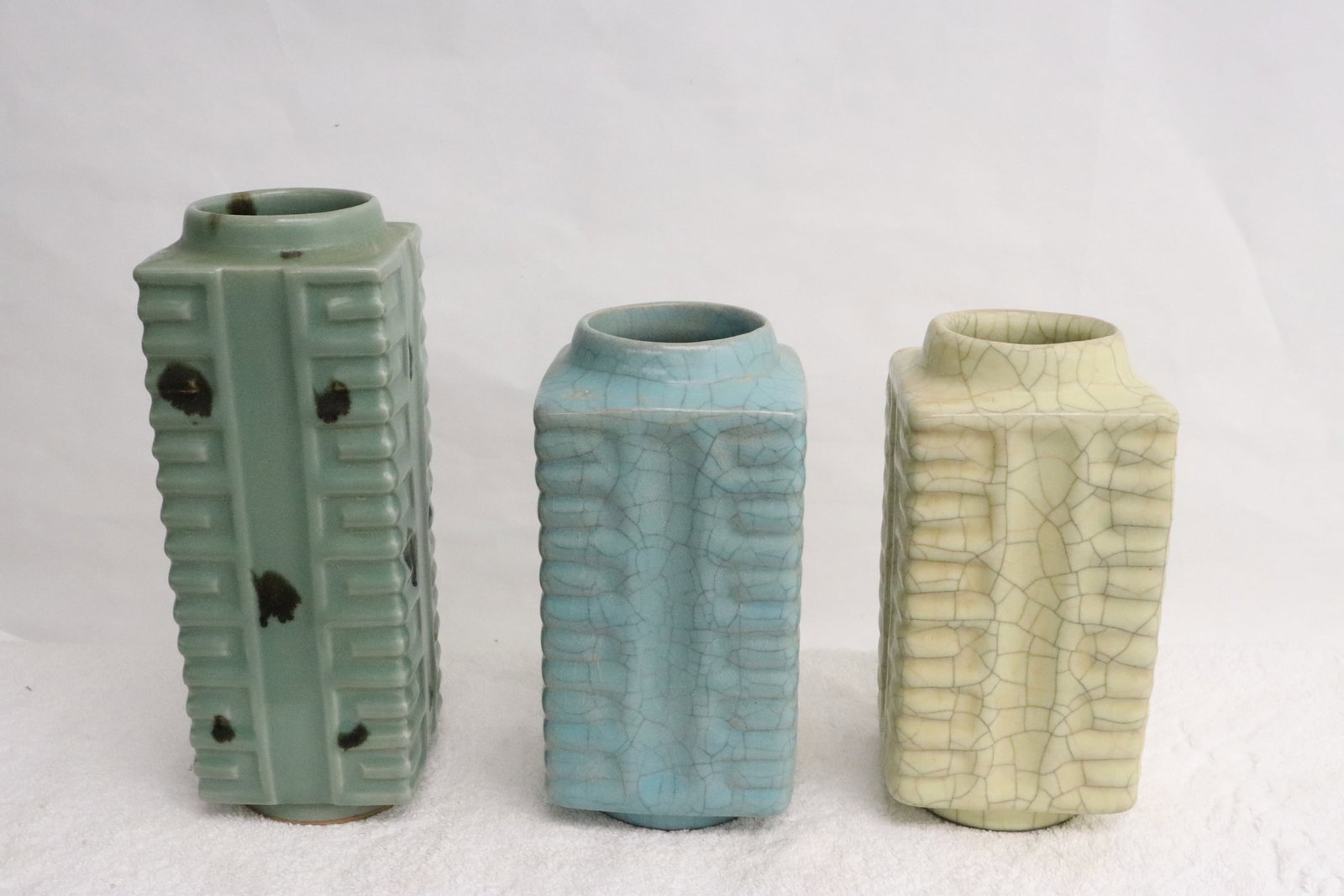 3 porcelain vases in the form of cong: 3 porcelain vases in the form of cong, 7.85"x3.85"x3.85" - 9.75"x3.75"x3.75"
