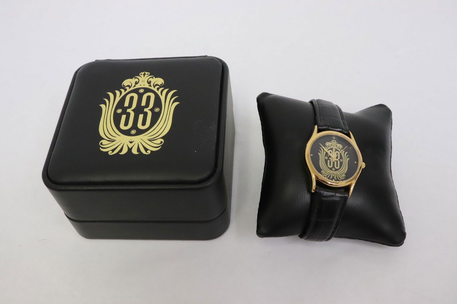 A Disney club 33 watch with original watch box (1 of 8)