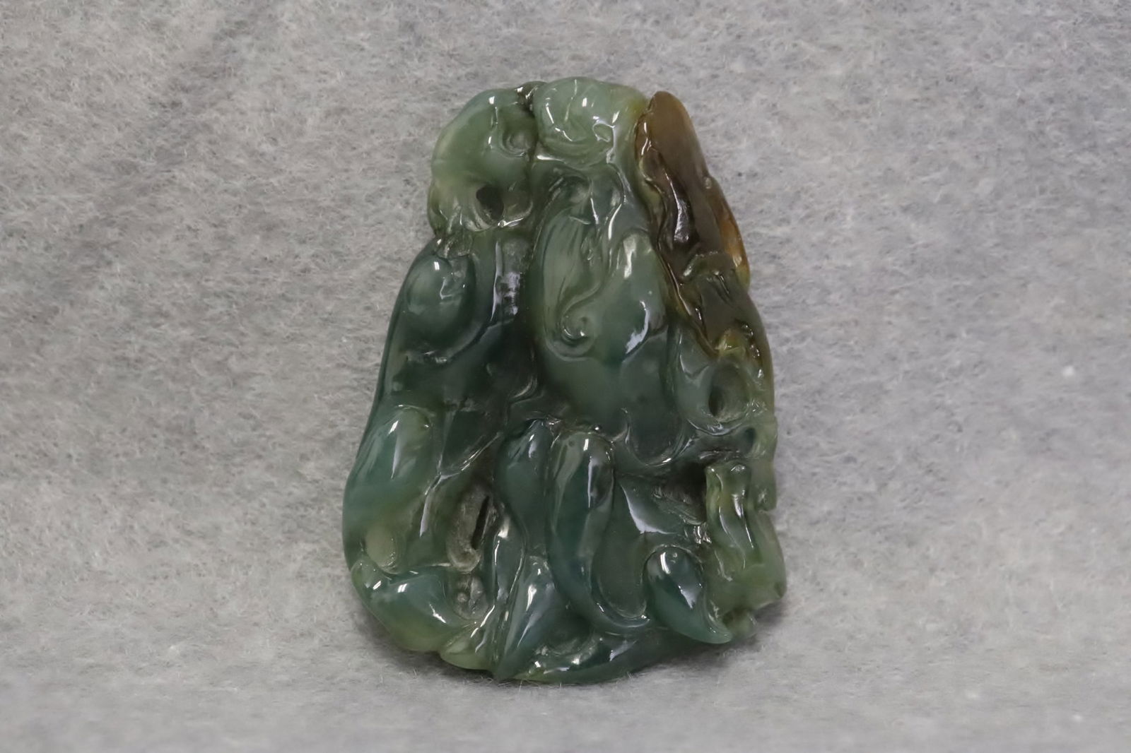 A vintage Chinese jadeite carving w/ GIA report (1 of 10)