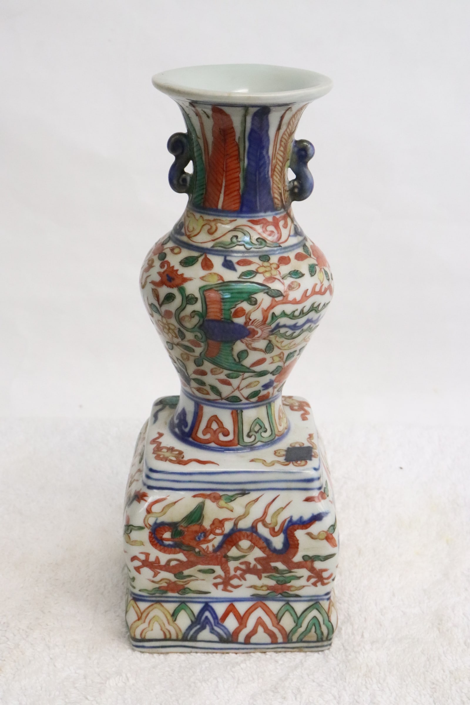 chinese wucai porcelain vase with attached stand: Fine chinese wucai porcelain vase with attached stand, 7.9"x3"x3"