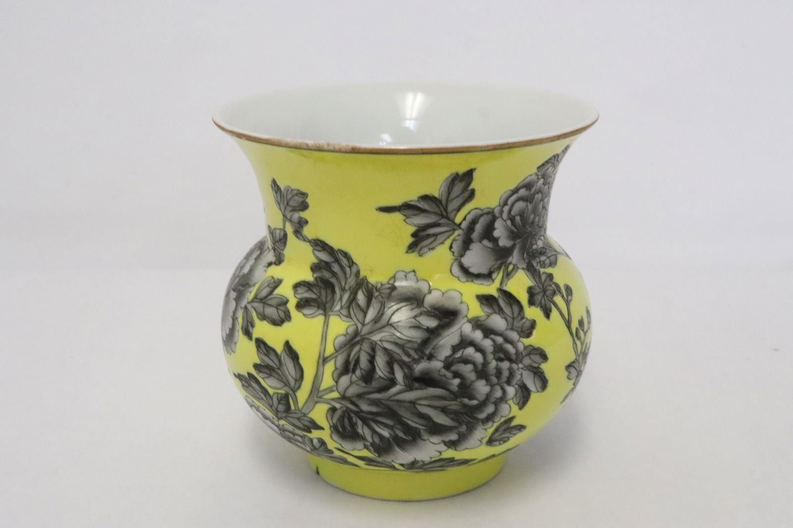 A yellow background famille rose porcelain jar (1 of 7)