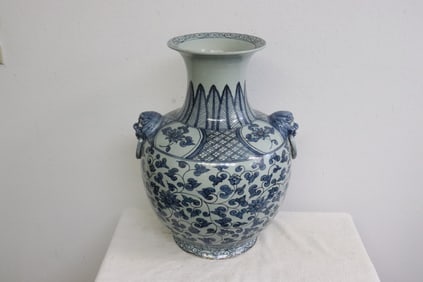 Large Chinese blue and white porcelain jar