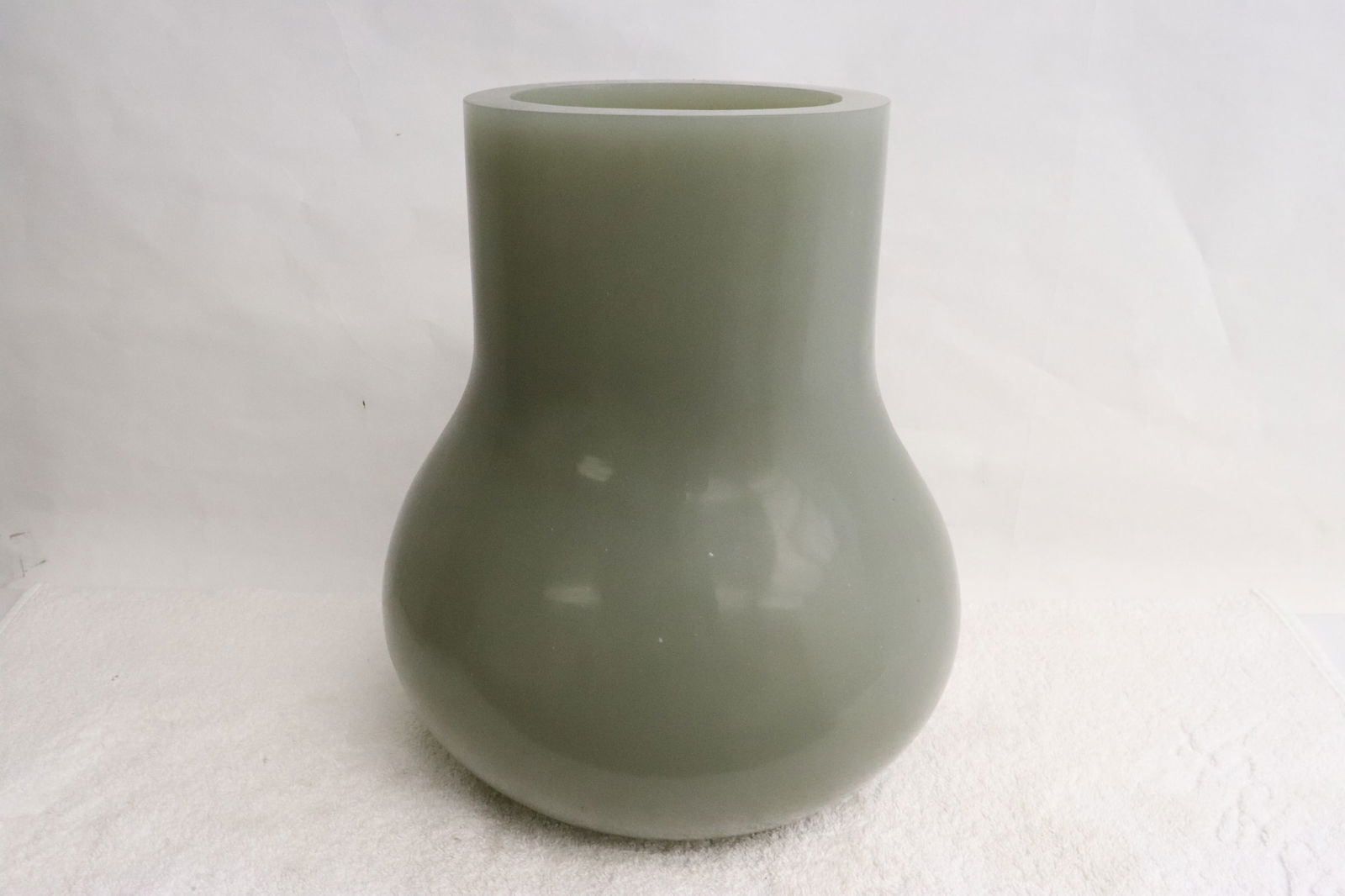 A large modern Peking glass vase by Robert Kuo (1 of 10)
