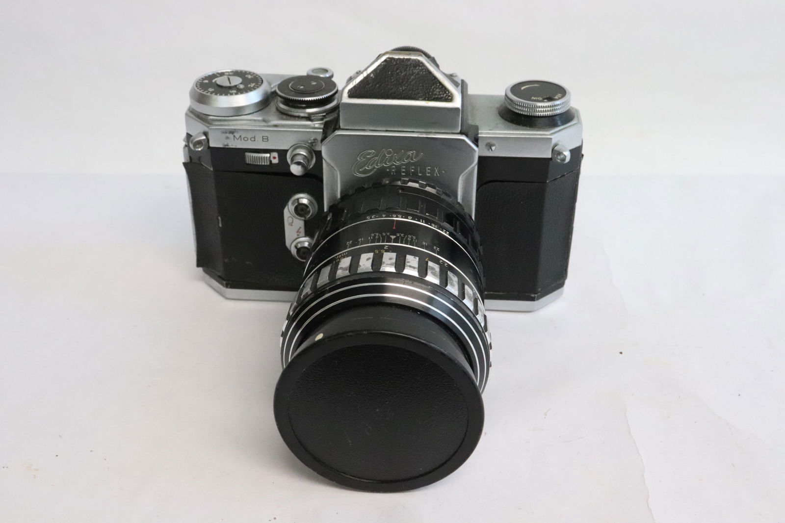 A vintage German Edixa Reflex camera (1 of 9)