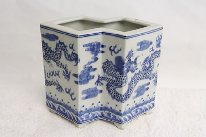 Chinese b&w lorenz shaped porcelain brush holder