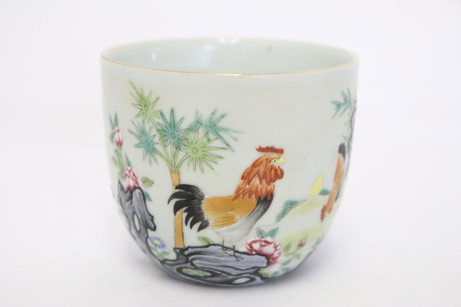 Beautiful famille rose porcelain tea cup: Beautiful famille rose porcelain tea cup, 2.9"x3.3"dia