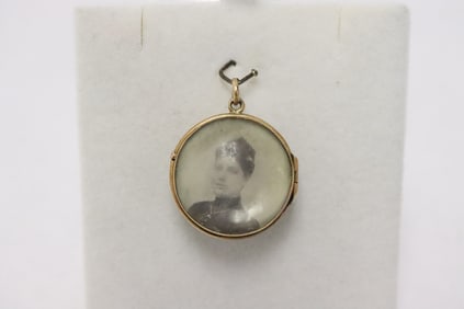 Victorian 14K framed bubble glass picture locket