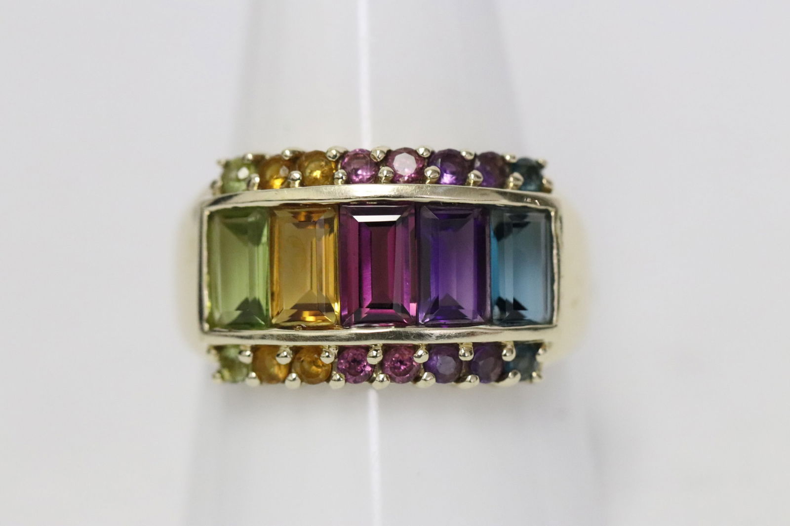 A 10K Y/G ring with color stones (1 of 8)