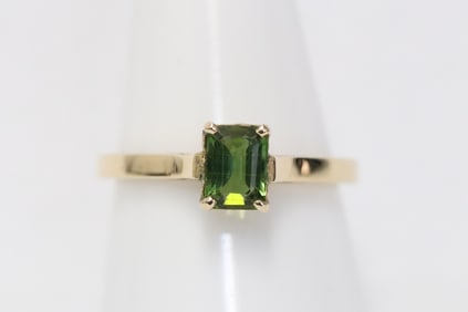 14K Y/G ring w/ an emerald cut green stone