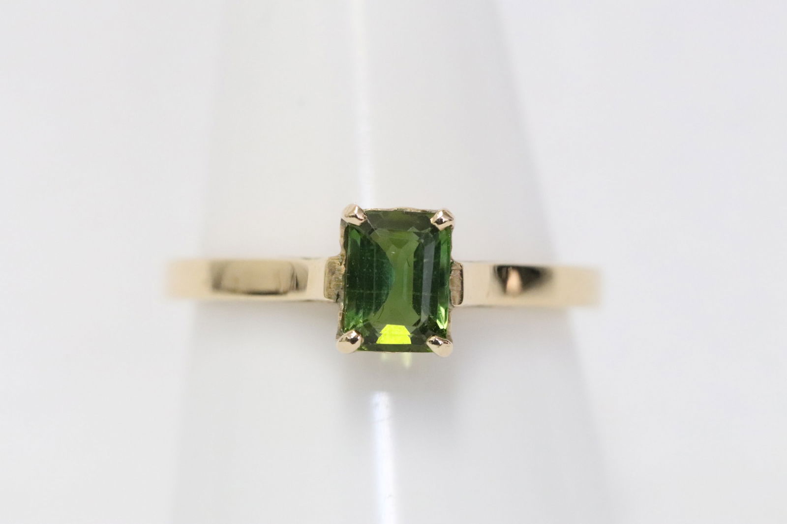 14K Y/G ring w/ an emerald cut green stone (1 of 8)