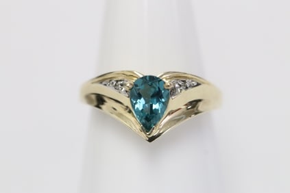 10K Y/G ring, center a green stone
