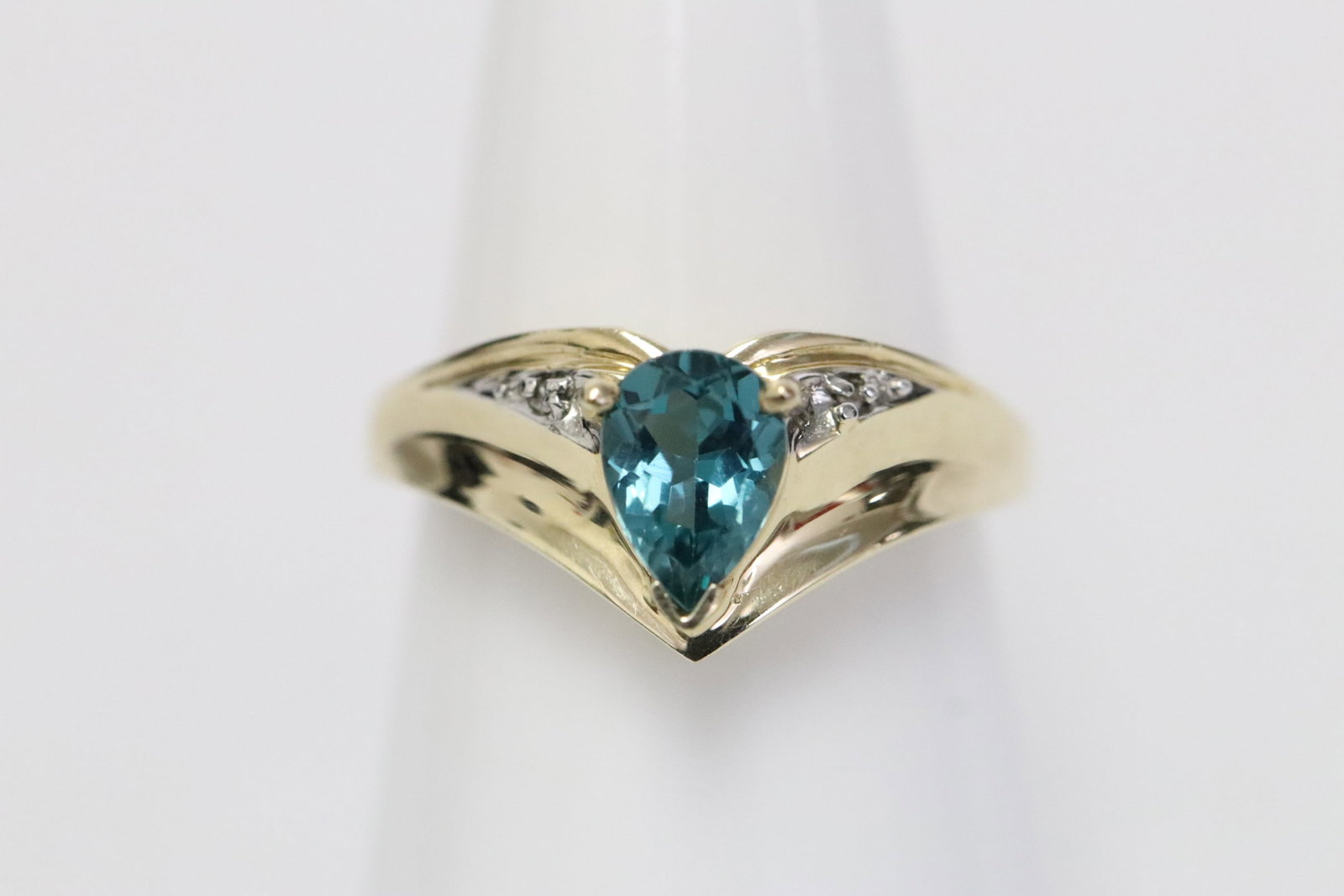 10K Y/G ring, center a green stone: 10K Y/G ring, center a green stone, wt. 2.4gm, size 5.5