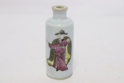 Chinese 19th c. famille rose porcelain snuff bottle