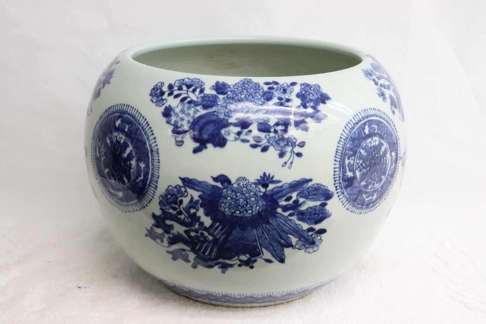 Chinese blue and white porcelain planter: Chinese blue and white porcelain planter, 10"x13.8"dia