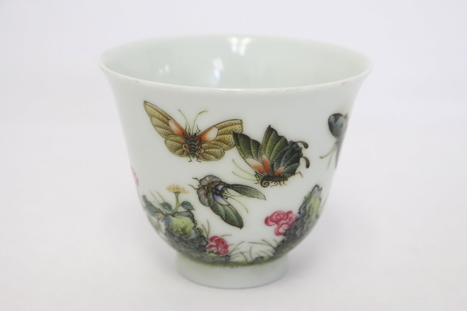 Beautiful Chinese famille rose porcelain tea cup: Beautiful Chinese famille rose porcelain tea cup, 2.8"x3.3"dia