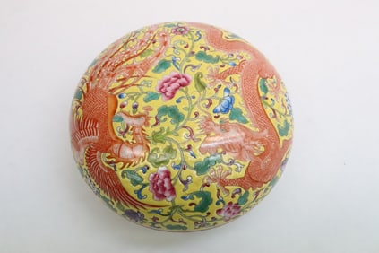 Chinese famille rose porcelain covered round box