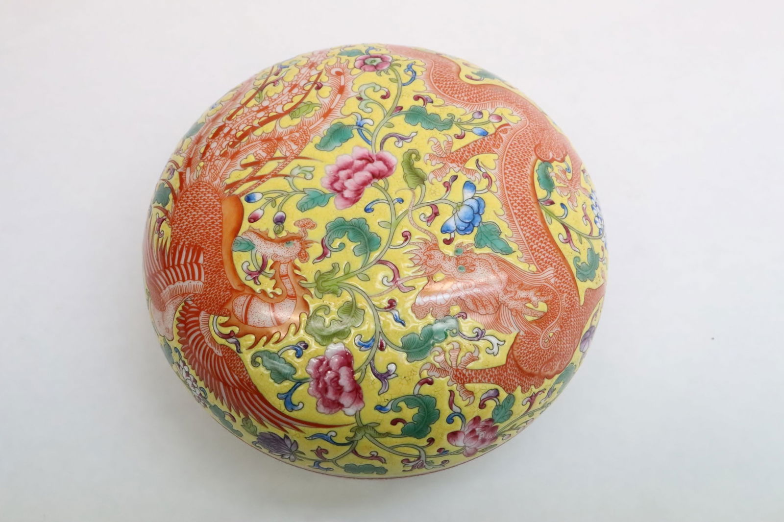 Chinese famille rose porcelain covered round box (1 of 9)