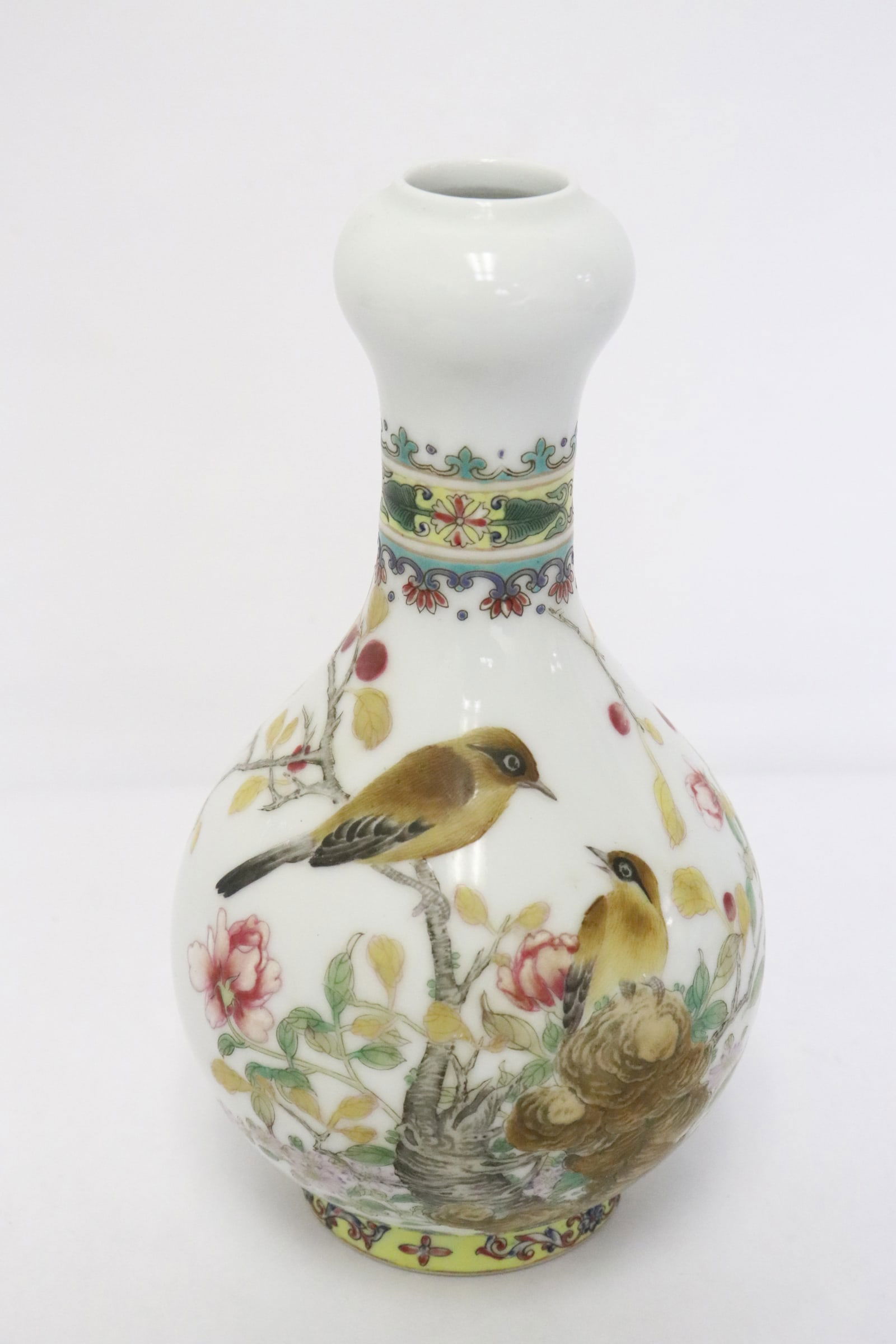 Chinese famille rose porcelain garlic top vase: A very beautiful Chinese famille rose porcelain garlic top vase, 8"x4.6"dia