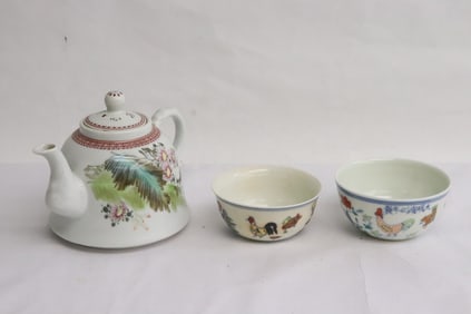 Chinese famille rose teapot & pair tea cups