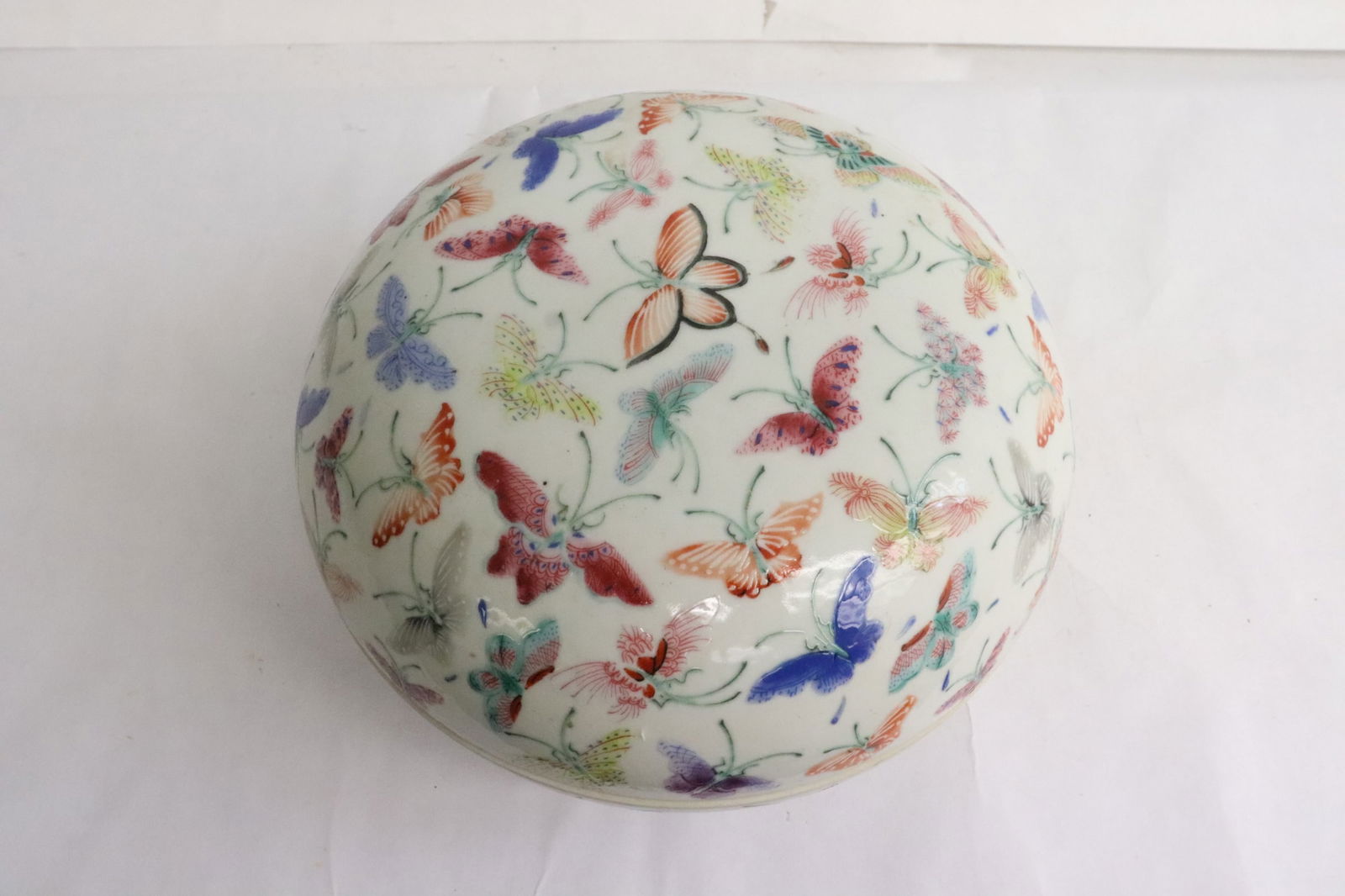 large Chinese famille rose porcelain covered box (1 of 9)