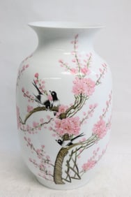 A beautiful Chinese wucai porcelain vase