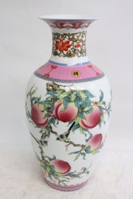 Fine Chinese famille rose porcelain vase