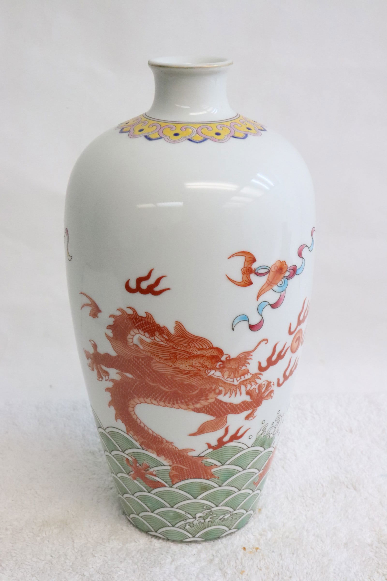 Chinese beautiful famille rose porcelain vase: Chinese beautiful famille rose porcelain vase, 9.25"x4.8"dia