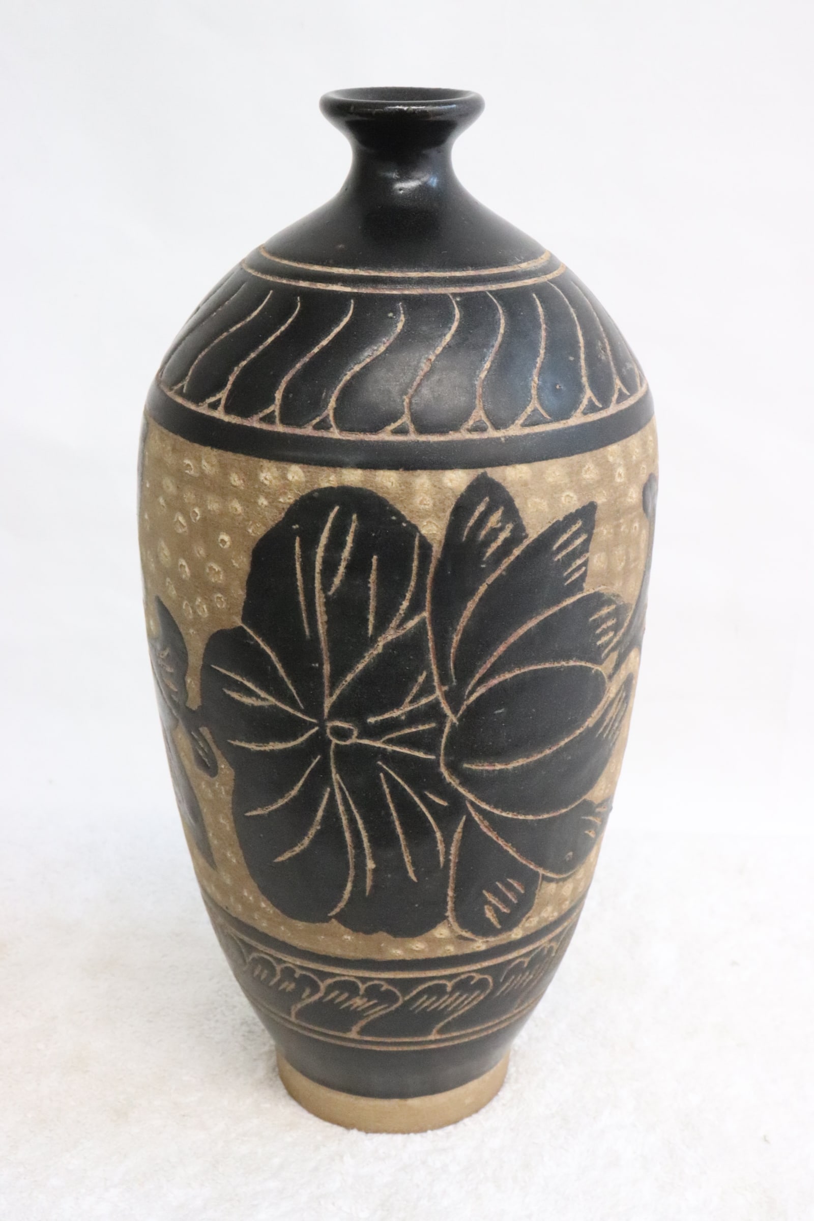 16th century Song style meiping, Ming dynasty: An important 16th century Song style meiping, Ming dynasty, 10.7"x5.2"dia