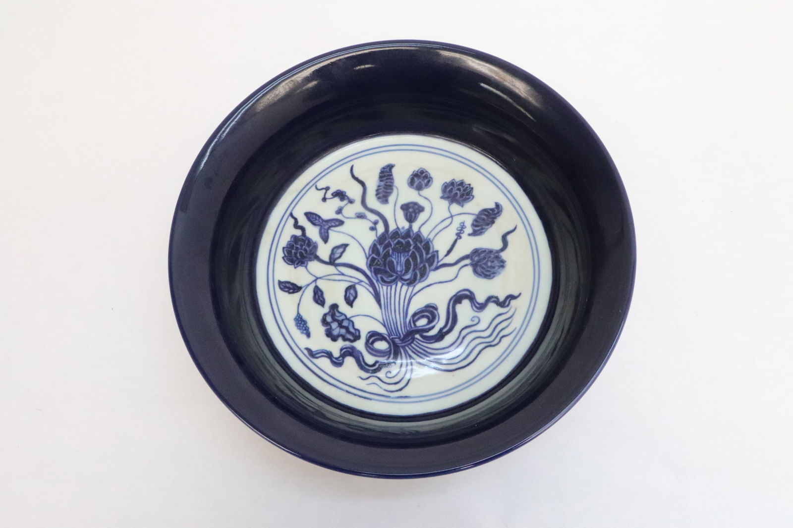 Chinese blue and white porcelain brush wash: Chinese blue and white porcelain brush wash, 2.5"x8.8"dia