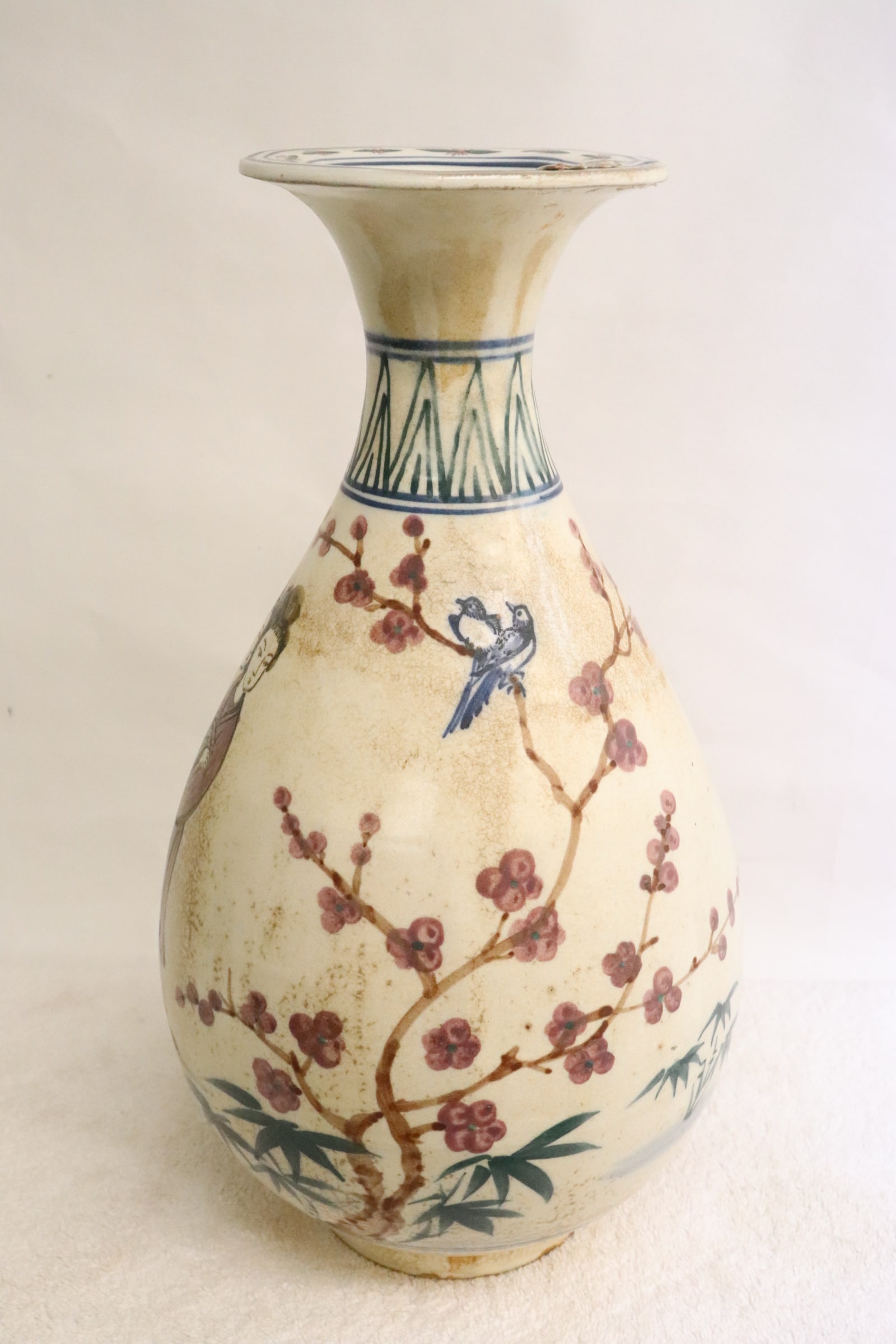 Chinese wucai porcelain vase: Chinese wucai porcelain vase, 14.6"x8"dia