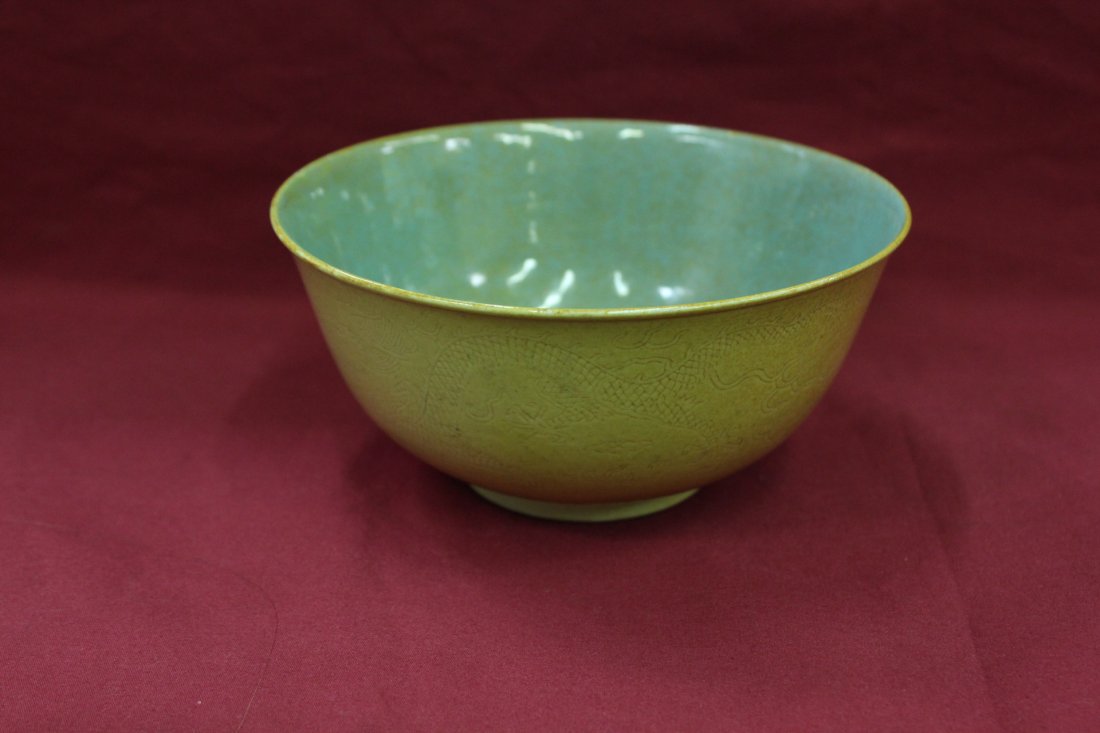 Chinese antique yellow bkg porcelain bowl: A fine Chinese antique yellow background porcelain bowl, engraved with 2 dragons chasing fire ball (Guangxu mark and period), 3"Hx5.9"dia
