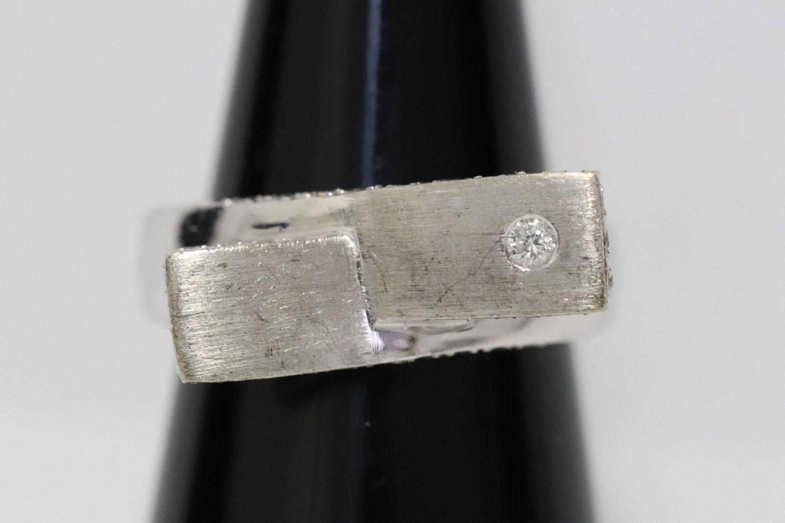 18K W/G crossover diamond ring (1 of 7)